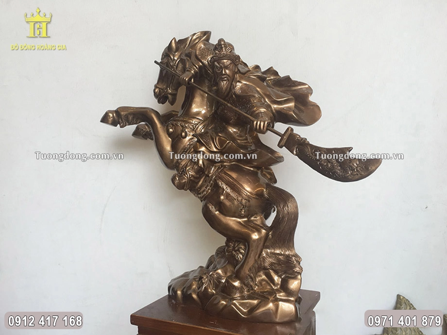Toàn bộ bề mặt được làm màu uy nghiêm